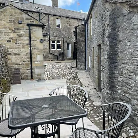 Hawksworth - Village Location 펜션 *