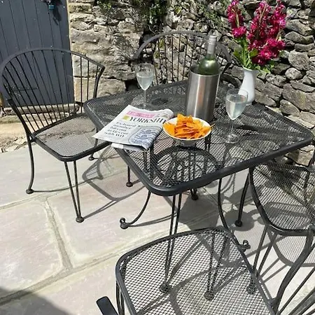 Hawksworth - Village Location *